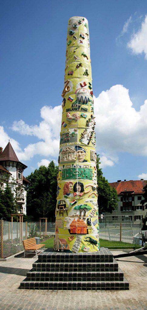 Hainholz-Stele, eine 8 Meter hohe Keramikskulptur